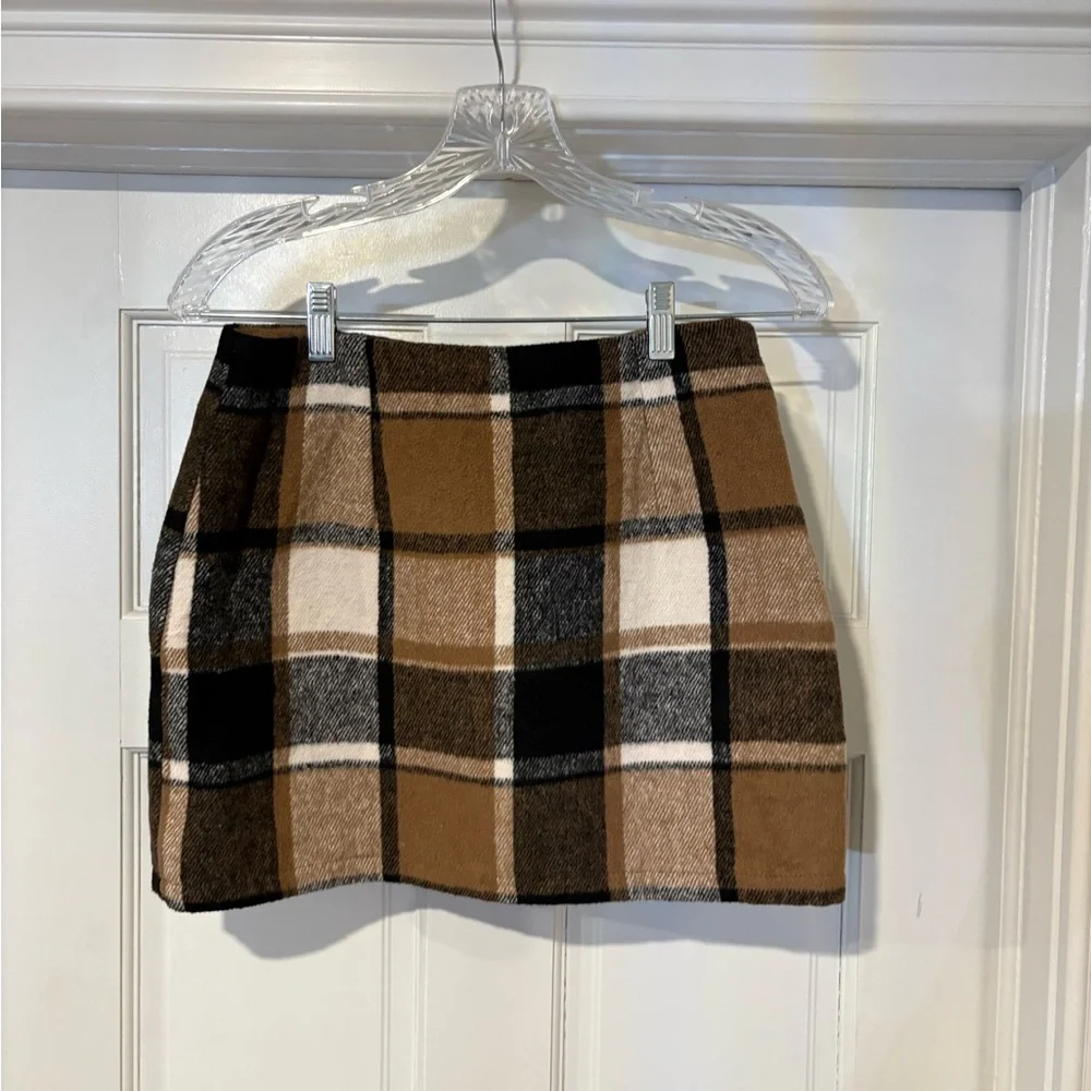 Elegant Plaid Mini Skirt in Tan and Black - Picture 2 of 7